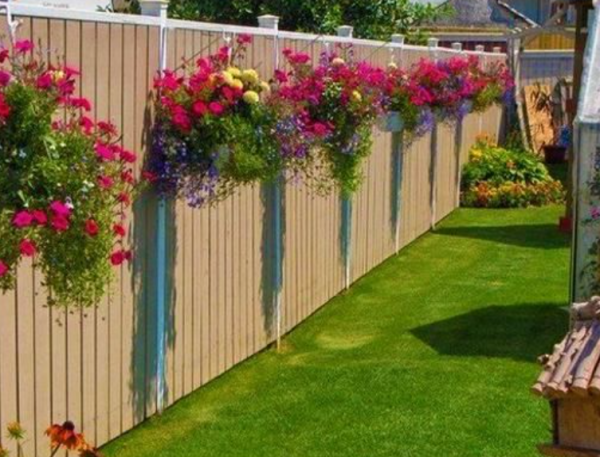 Pagar dengan pot bunga gantung